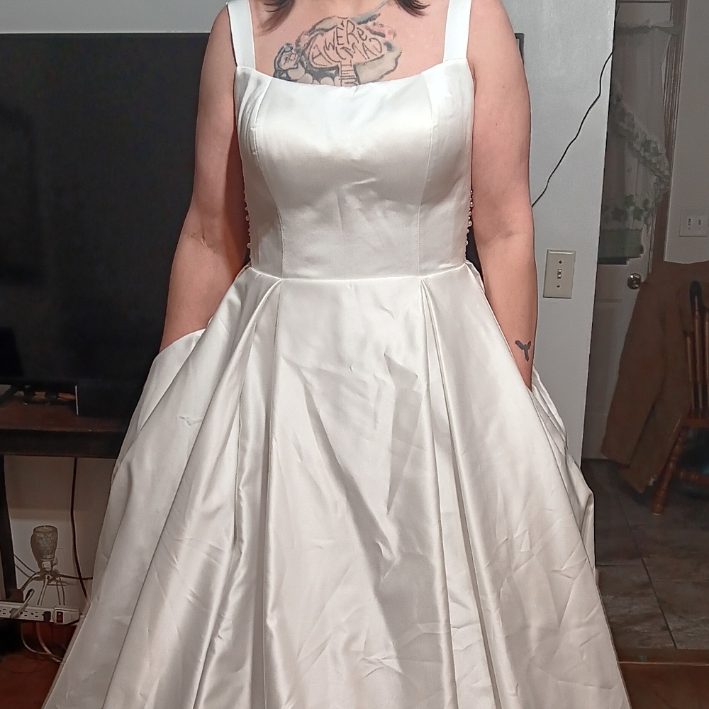 Classic Simple Wedding Dress With Pockets!!